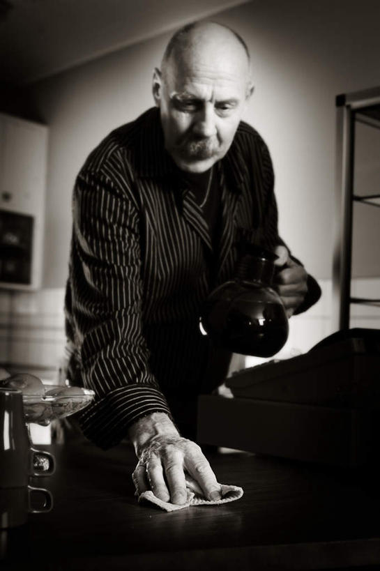 西方人,一个人,服务员,餐厅,站,竖图,黑白,室内,白天,正面,欧洲,欧洲人,仅一个男性,仅一个人,擦,握,服装,咖啡壶,拿,拿着,注视,休闲装,抹布,一个,衣服,灰色,观察,看,站着,仅一个老年男性,休闲,休闲服,握着,服饰,单个,观看,察看,关注,自助餐厅,老年男性,男人,男性,白种人,服务生,侍者,站立,半身,餐馆,饭店,饭馆