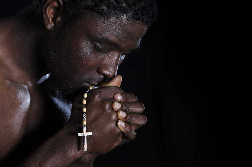 西方人,手,一个人,闭眼,横图,室内,特写,白天,侧面,欧洲,非洲,黑人,欧洲人,双手,仅一个男性,仅一个人,仅一个中年男性,握,黑色背景,节日,十字架,拿,拿着,文化,一个,祈祷,健康,手部,握着,许愿,摄影,宗教,信仰,影棚,单个,纪念,祈求,基督,基督教,天主教,耶稣,教徒,救世主,基利斯督,弥赛亚,默西亚,平安,男人,男性,中年男性,非洲人,闭眼睛,闭着眼,闭着眼睛,半身,彩图,影棚拍摄,拍摄