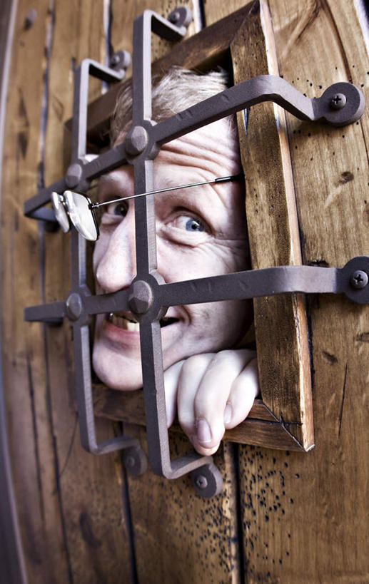 西方人,脸,头,脸颊,手,一个人,栏杆,站,笑,微笑,露齿笑,竖图,室内,特写,白天,侧面,欧洲,欧洲人,仅一个男性,仅一个人,仅一个中年男性,生气,围栏,注视,护栏,铁窗,观察,看,站着,手部,监狱,愤怒,观看,察看,监禁,束缚,发怒,关注,情绪,关押,监牢,脾气,牢狱,忿怒,怨恨,强烈,监管,禁闭,激动,男人,男性,中年男性,白种人,头部,脸部,脸蛋,面部,看守,站立,半身,彩图