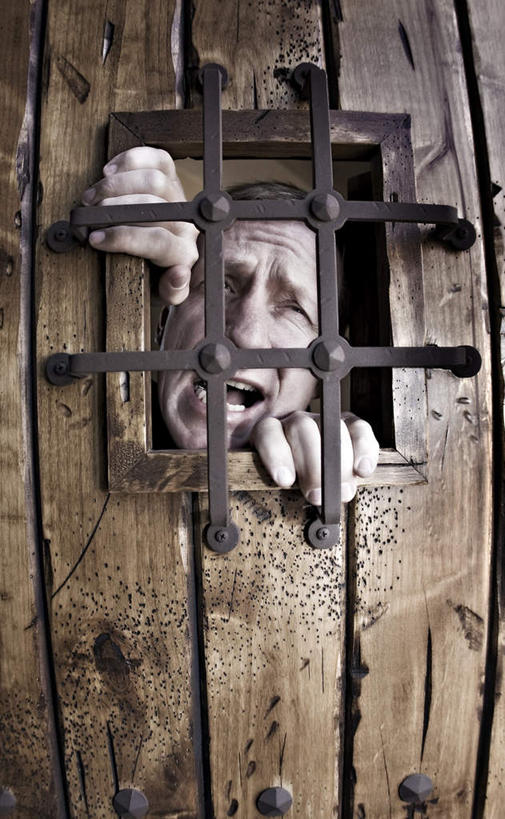 西方人,脸,头,脸颊,手,一个人,栏杆,站,笑,微笑,露齿笑,竖图,室内,特写,白天,正面,窗户,欧洲,欧洲人,仅一个男性,仅一个人,仅一个中年男性,生气,围栏,护栏,铁窗,玻璃窗,站着,手部,监狱,愤怒,监禁,束缚,发怒,情绪,关押,监牢,脾气,牢狱,忿怒,怨恨,强烈,监管,禁闭,激动,男人,男性,中年男性,白种人,头部,脸部,脸蛋,面部,看守,站立,半身,彩图