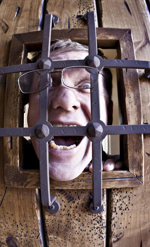 西方人,一个人,栏杆,站,笑,微笑,露齿笑,竖图,室内,白天,正面,窗户,欧洲,欧洲人,仅一个男性,仅一个人,仅一个中年男性,眼镜,围栏,注视,护栏,铁窗,玻璃窗,观察,看,站着,监狱,观看,察看,监禁,束缚,关注,关押,监牢,近视眼镜,牢狱,监管,禁闭,男人,男性,中年男性,白种人,看守,站立,半身,彩图