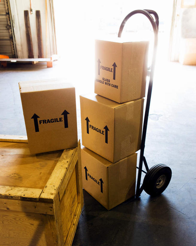 无人,商务人士,商务男性,竖图,室内,白天,正面,衬衫,柜子,一排,套装,整齐,瓷砖,地砖,地面,仓库,排列,手推车,橱柜,队列,商务装,工薪阶层,白领,上班族,彩图,衬衣