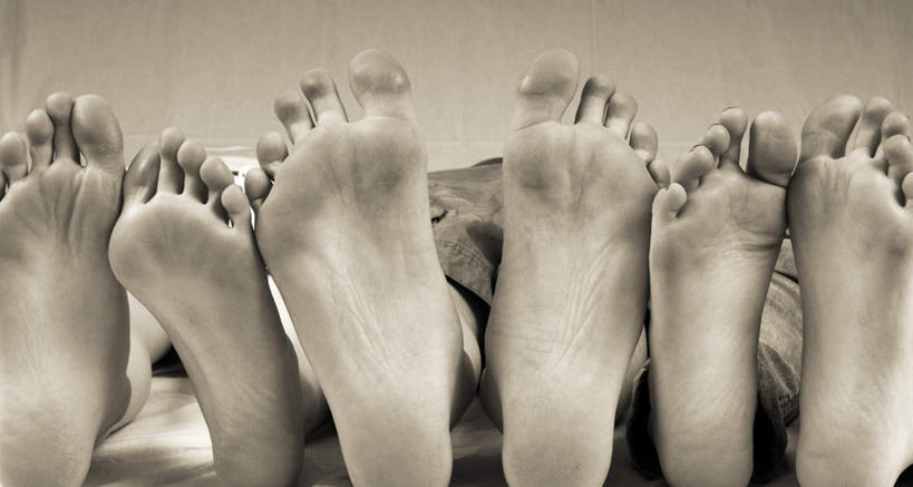 西方人,儿童,腿部,脚,脚趾,脚趾甲,腿,三个人,躺,横图,黑白,室内,特写,白天,正面,纯洁,欧洲,欧洲人,光脚,小孩,赤脚,可爱,童年,童趣,童真,烂漫,无邪,卧着,天真,男孩,男人,男性,女孩,女人,女性,白种人,脚指甲,躺着,卧,半身,男生,女生