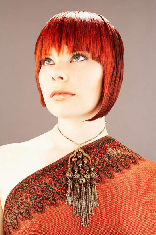 西方人,一个人,站,竖图,室内,特写,白天,正面,民族服装,项链,欧洲,欧洲人,仅一个年轻女性,仅一个女性,仅一个人,注视,装饰品,红色,饰品,首饰,观察,看,站着,幼稚,摄影,影棚,观看,暴躁,原始,察看,暴力,关注,张扬,赤色,卑俗,血腥,袍子,激动,危险,年轻女性,女人,女性,白种人,抬头,仰头,站立,半身,彩图,影棚拍摄,传统服装,民俗服,拍摄