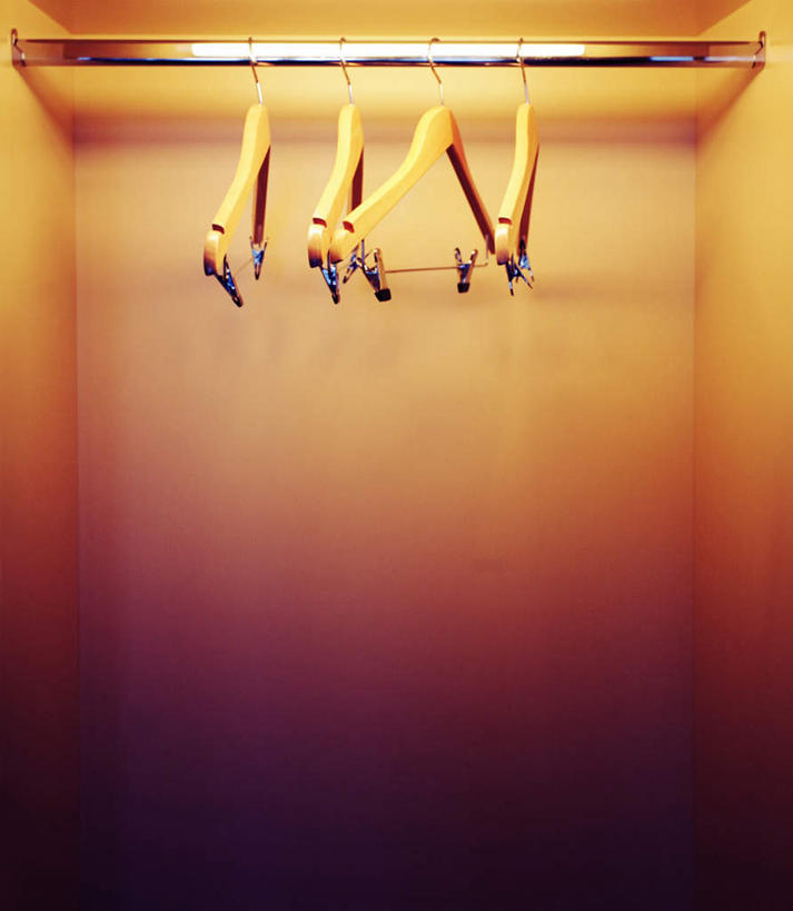 无人,竖图,室内,特写,白天,留白,正面,柜子,衣架,一排,整齐,塑料,储物柜,排列,夹子,塑料制品,衣柜,橙色,储存,队列,衣夹,储备,蕴藏,贮备,挂衣架,晾衣架,彩图,贮存