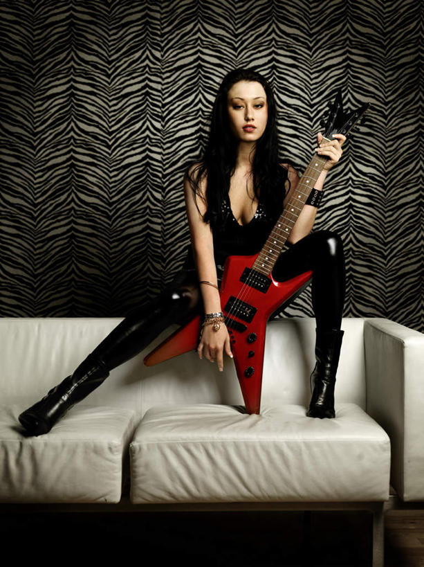 西方人,一个人,坐,竖图,室内,白天,正面,神秘,窗帘,地板,沙发,欧洲,欧洲人,仅一个年轻女性,仅一个女性,仅一个人,握,花纹,吉他,乐器,弦乐器,地面,拿,拿着,注视,木地板,黑色,首饰,观察,看,握着,观看,严肃,察看,夹克,庄重,关注,斑纹,弹拨弦鸣乐器,含蓄,金饰,沉静,中间色,茄克,斑马纹,年轻女性,女人,女性,白种人,长发,坐着,彩图,全身,弹拨弦乐器,皮沙发