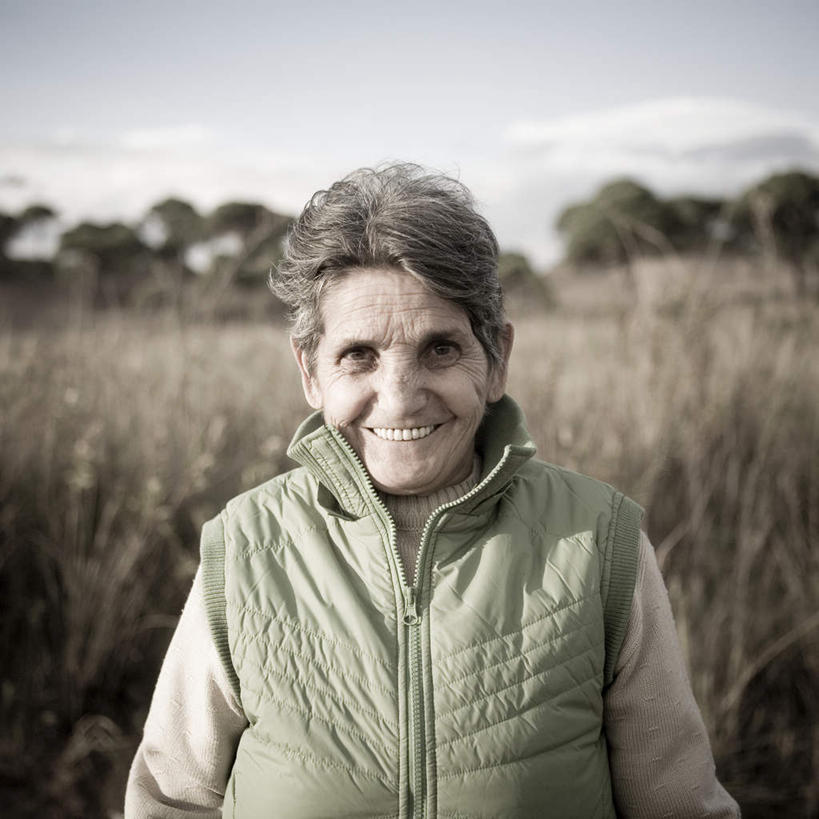 西方人,皱纹,头发,一个人,农田,站,笑,微笑,露齿笑,方图,室外,白天,正面,农业,庄稼,农作物,欧洲,欧洲人,仅一个女性,仅一个人,朦胧,模糊,稻田,云,云朵,云彩,注视,蓝色,白色,白云,蓝天,天空,天,观察,看,站着,仅一个老年女性,晴朗,观看,察看,关注,棉袄,鹤发,老年女性,女人,女性,白种人,晴空,站立,半身,彩图,耕地,庄稼田,冬衣,寒衣