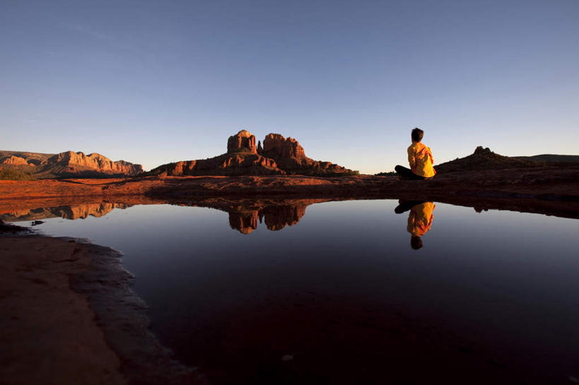 西方人,一个人,站,横图,室外,白天,湖,湖泊,美景,水,城市,欧洲,美国,欧洲人,仅一个女性,仅一个人,湖面,景观,水流,水面,背面,蓝色,倒影,蓝天,天空,自然,湖水,天,站着,仅一个中年女性,景色,晴朗,亚利桑那,倒映,北美,北美洲,自然风光,美洲,亚利桑那州,万里无云,大峡谷之州,北亚美利加洲,亚美利加洲,塞多纳,反照,年轻女性,女人,女性,中年女性,白种人,晴空,晴空万里,站立,彩图,全身
