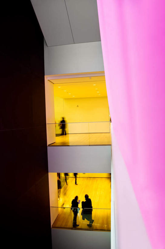 栏杆,竖图,俯视,室内,白天,神秘,办公楼,大厦,建筑,写字楼,纽约,美国,朦胧,透明,栅栏,墙,篱笆,围栏,许多人,辉煌,护栏,墙壁,墙面,黄色,紫色,楼宇,一群人,聊天,健康,商务楼,活泼,希望,暖色,北美,优美,北美洲,庄重,高贵,消极,美洲,光辉,纽约州,帝国之州,帝国州,北亚美利加洲,亚美利加洲,光明,冷色,功名,轻快,谈天,孤寂,男人,男性,女人,女性,中年男性,中年女性,彩图,高角度拍摄,全身,高层建筑,奢华