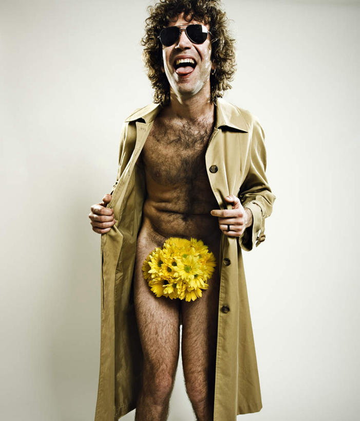 西方人,手,一个人,站,笑,微笑,露齿笑,竖图,室内,白天,正面,欧洲,欧洲人,仅一个男性,仅一个人,握,阴影,透明,反射,墨镜,眼镜,影子,辉煌,拿,风衣,拿着,注视,仅一个年轻男性,黄色,太阳镜,太阳眼镜,花束,观察,看,站着,健康,手部,遮阳镜,握着,活泼,观看,希望,暖色,察看,关注,光辉,光明,功名,轻快,男人,男性,年轻男性,白种人,站立,半身,彩图