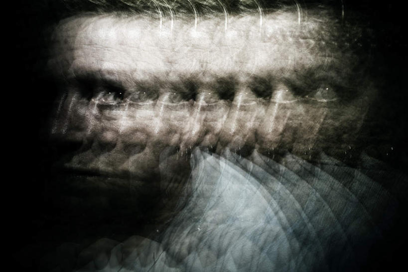 西方人,脸,头,脸颊,一个人,横图,室内,特写,白天,正面,数码,科技,欧洲,欧洲人,仅一个年轻女性,仅一个女性,仅一个人,阴影,朦胧,模糊,反射,网络,影子,高光,几何,计算机图形,合成,连续,电脑合成图,数码合成图,写实,具体,具象,持续,继续,接连,陆续,延续,一连,年轻女性,女人,女性,白种人,头部,脸部,脸蛋,面部,半身,彩图