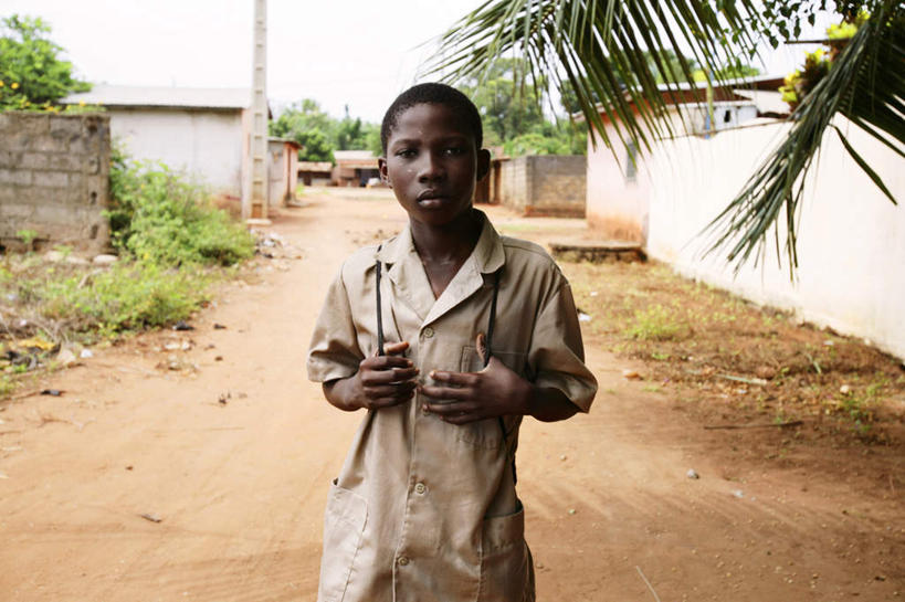 西方人,儿童,一个人,学生,站,横图,室外,白天,正面,旅游,度假,美景,道路,路,叶子,欧洲,非洲,贝宁,黑人,欧洲人,仅一个男性,仅一个人,景观,小路,绿叶,交通,注视,娱乐,小孩,自然,观察,看,站着,仅一个小孩,享受,休闲,嫩叶,景色,放松,乡间小路,观看,察看,关注,自然风光,西非,男孩,男人,男性,非洲人,孩子,叶,叶片,站立,半身,彩图,男生