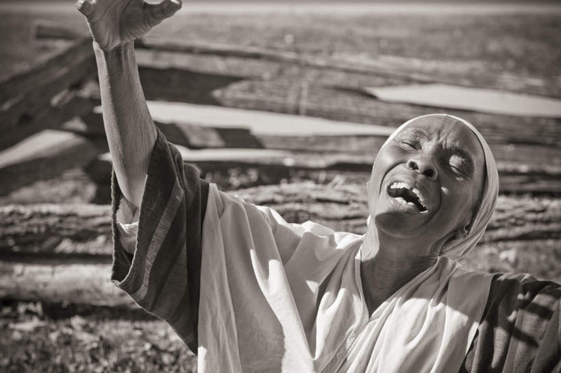 西方人,一个人,跪,举,横图,室外,白天,正面,欧洲,非洲,黑人,欧洲人,仅一个女性,仅一个人,阴影,节日,光线,影子,文化,阳光,祈祷,托,张嘴,健康,许愿,宗教,仅一个老年女性,信仰,纪念,祈求,昏暗,贫困,贫穷,张大嘴巴,困难,灰暗,晦暗,贫苦,穷苦,抽泣,堕泪,呜咽,饮泣,清苦,清贫,平安,老年女性,女人,女性,非洲人,张开嘴,跪着,举起,举手,举着,向上举,向上伸,向上托,半身,彩图,哭泣,啼哭