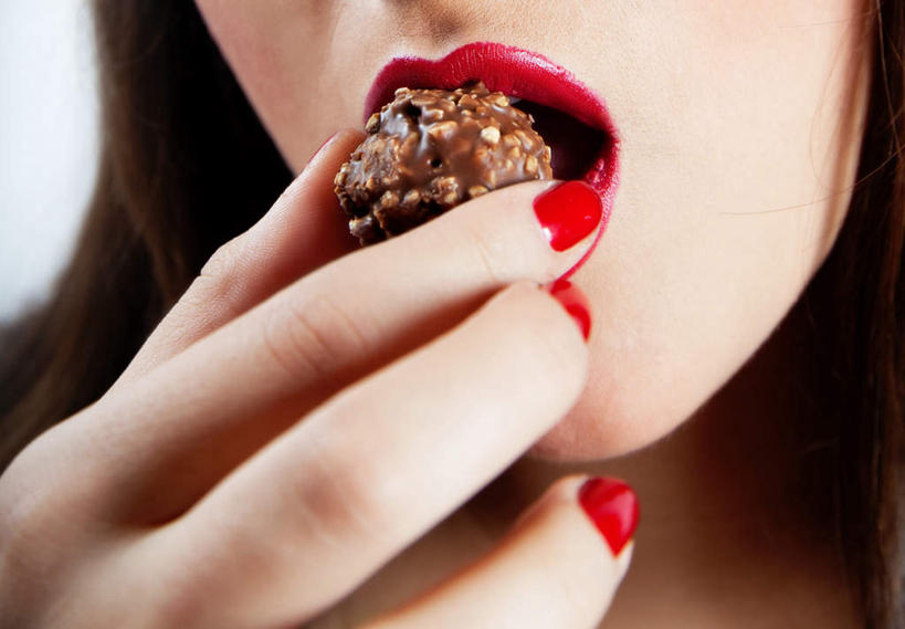 西方人,嘴,手,指甲,一个人,吃,横图,室内,特写,白天,白色背景,正面,性感,欧洲,欧洲人,仅一个年轻女性,仅一个女性,仅一个人,握,食品,糖,糖果,甜点,甜品,拿,拿着,食物,一个,口红,甜食,巧克力,手部,手指,诱惑,握着,摄影,影棚,单个,朱古力,勾引,红唇,引诱,尤物,年轻女性,女人,女性,白种人,口,口腔,手指甲,嘴巴,嘴唇,嚼,食,半身,彩图,影棚拍摄,拍摄,佳丽,丽人,美人