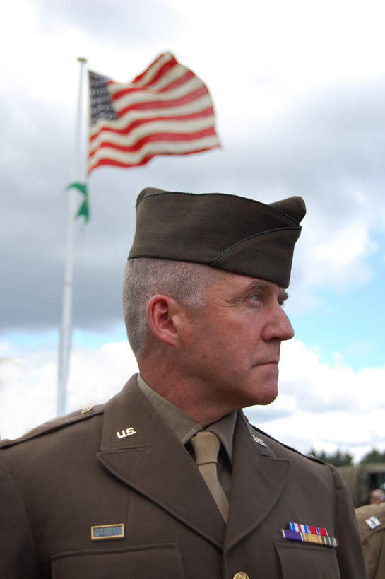 西方人,健壮,一个人,站,竖图,室外,特写,白天,正面,制服,成功,胜利,旗帜,欧洲,欧洲人,仅一个男性,仅一个人,注视,旗子,衣服,观察,看,站着,仅一个老年男性,光彩,观看,军人,察看,军装,关注,奖牌,奖章,军服,荣誉,强健,奖品,结实,胸章,荣耀,旌旗,旗号,硬朗,光荣,老年男性,男人,男性,白种人,站立,半身,彩图