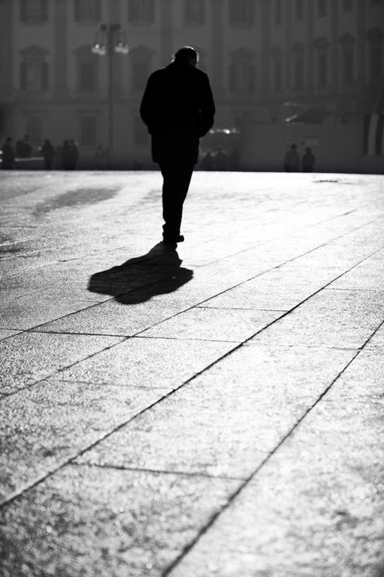 西方人,一个人,走,竖图,室外,白天,寂寞,道路,路,欧洲,欧洲人,仅一个男性,仅一个人,仅一个中年男性,阴影,服装,光线,影子,小路,交通,注视,休闲装,背面,衣服,阳光,观察,看,休闲,休闲服,服饰,观看,察看,关注,孑立,孤单,孤独,男人,男性,中年男性,白种人,步行,散步,走路,彩图,全身