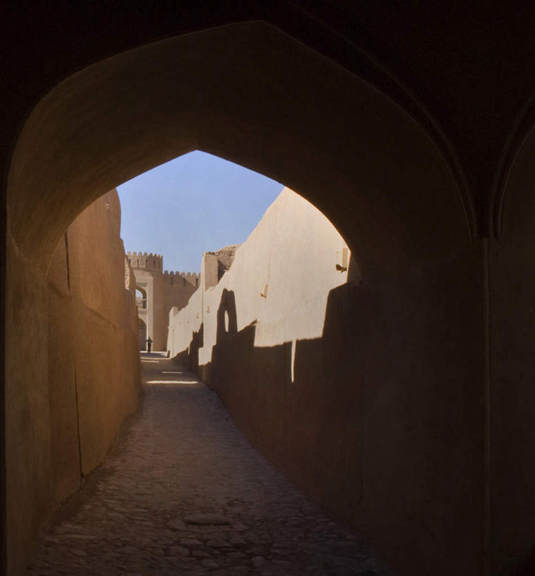 无人,家,竖图,室内,白天,正面,旅游,度假,名胜古迹,门,标志建筑,地标,建筑,伊朗,亚洲,阴影,遗迹,光线,影子,房屋,墙,屋子,拱门,走道,走廊,过道,古迹,历史,文物,娱乐,建设,古建筑,楼房,墙壁,墙面,住宅,古代,蓝色,蓝天,天空,门框,天,享受,休闲,旅游胜地,放松,西亚,古文明,古远,伊朗伊斯兰共和国,彩图,房子