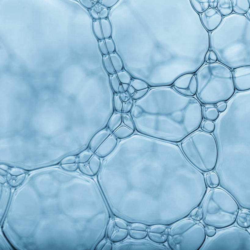 无人,竖图,俯视,室内,特写,白天,水,朦胧,模糊,透明,液体,水滴,拥堵,拥挤,水泡,水珠,蓝色,泡泡,潮湿,生机,剔透,灵动,湿润,理智,沉静,通明,冷色,高深,冷淡,彩图,高角度拍摄,晶莹