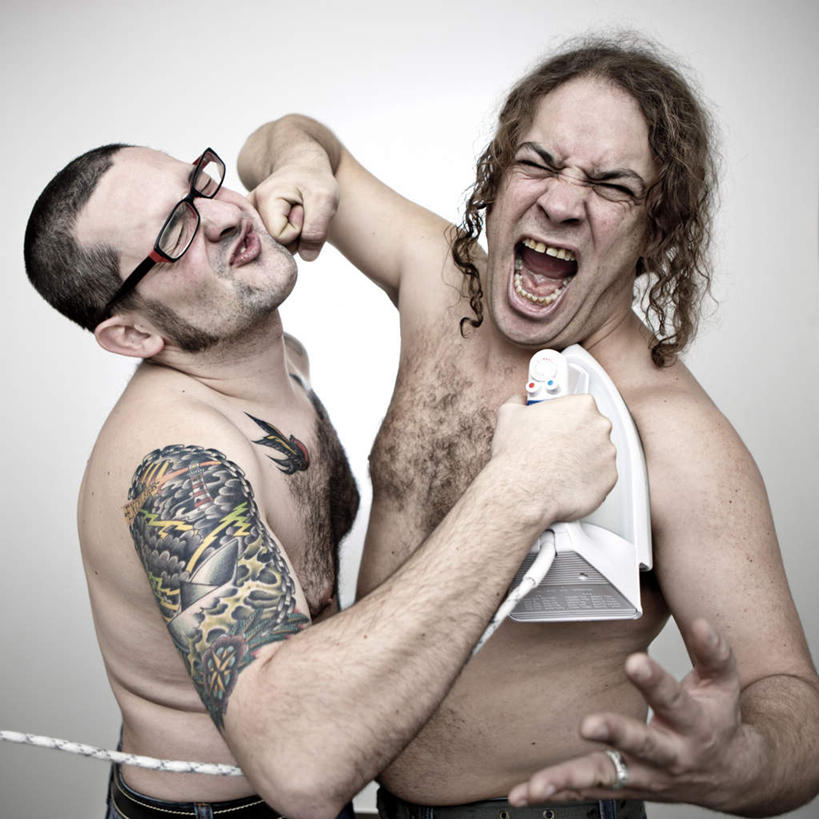 西方人,两个人,举,方图,室内,白天,正面,爱情,时尚,欧洲,欧洲人,握,灰色背景,生气,装饰,电器,眼镜,墙,浪漫,拿,拿着,文化,熨斗,熨烫,裸露,纹身,墙壁,墙面,装饰品,一个,戒指,饰品,首饰,托,张嘴,疼痛,温暖,温馨,恩爱,个性,握着,愤怒,恋人,摄影,信仰,影棚,单个,悲伤,华丽,修饰,信物,点缀,和睦,电熨斗,家电,家用电器,暴力,权利,发怒,痛苦,刺青,裸,追求,同性恋,情绪,脾气,近视眼镜,想象,张大嘴巴,家居用品,忿怒,怨恨,强烈,烫衣,家庭用品,文身,勇气,崇拜,张扬,衬托,美观,雅致,雅观,手饰,电烫斗,火斗,疾苦,苦楚,家庭暴力,家暴,激动,男人,男性,年轻男性,白种人,情侣,张开嘴,举起,举手,举着,向上举,向上伸,向上托,半身,彩图,影棚拍摄,拍摄,伴侣,融洽