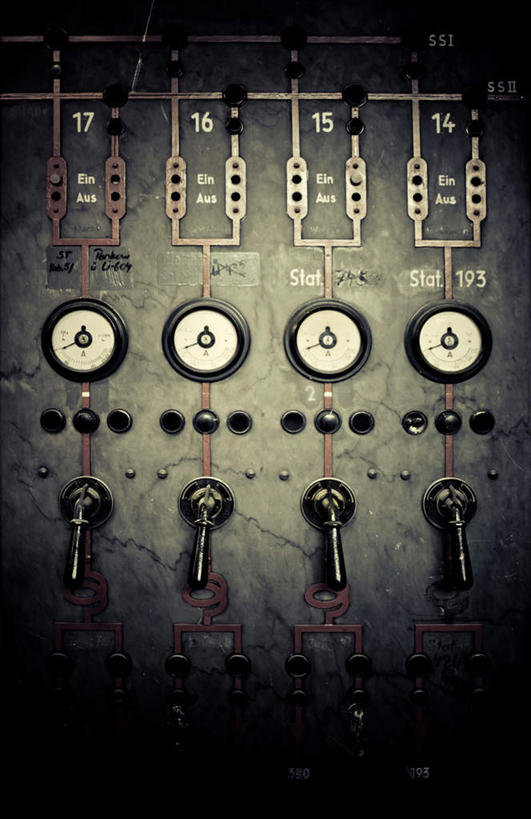 无人,竖图,室内,特写,白天,正面,零件,电路,静物,一排,许多,关闭,阴影,朦胧,模糊,整齐,电力,光线,标志,数字,文字,影子,字符,电能,标识,开关,排列,按钮,把手,门把手,打开,发电站,阿拉伯数字,电,电源,门把,开启,队列,能量,仪表盘,变压器,闭合,拉手,彩图