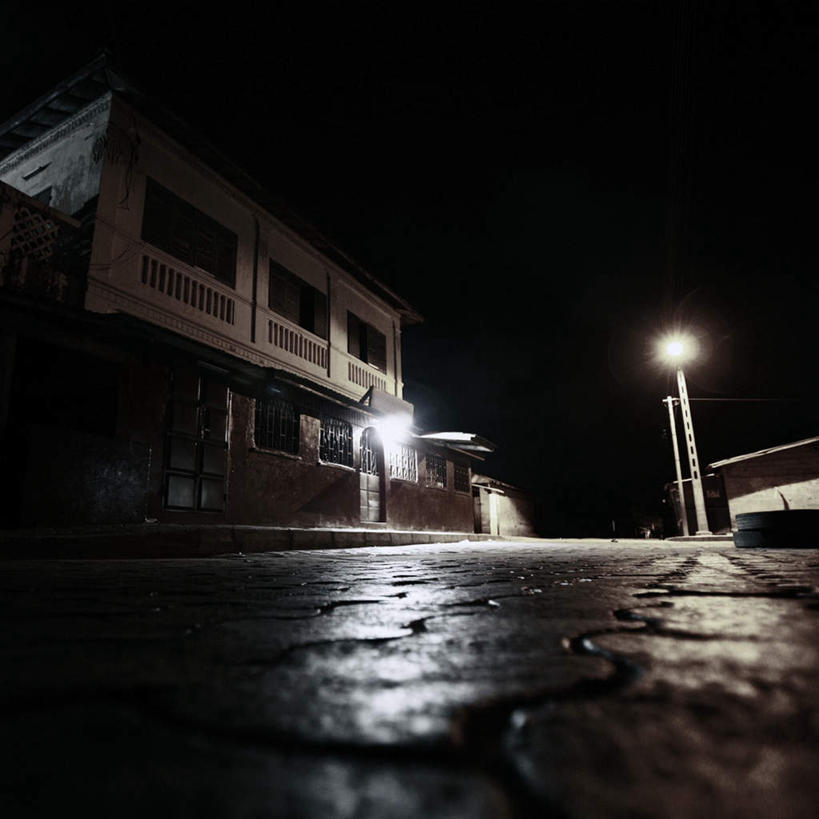 无人,家,竖图,室外,夜晚,仰视,度假,石头,美景,地板,城市风光,城市,道路,路,路灯,夜景,公路,照明,非洲,贝宁,石子,房屋,屋子,景观,灯光,交通,娱乐,楼房,住宅,灯,黑色,天空,天,享受,休闲,景色,放松,照亮,贫困,贫穷,照明设备,困难,阿非利加洲,贫苦,穷苦,清苦,清贫,贝宁共和国,石块,岩石,马路,彩图,低角度拍摄,房子