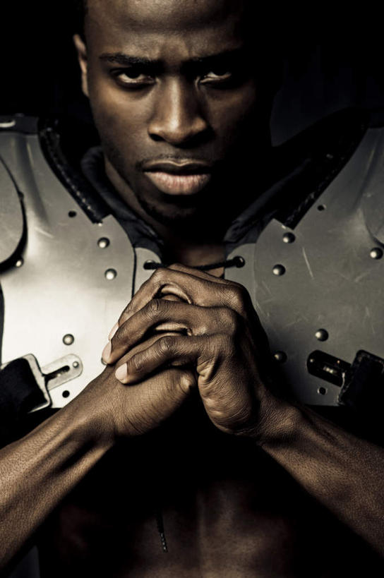 西方人,脸,头,脸颊,拳,秃头,一个人,站,竖图,室内,特写,白天,正面,球衣,锻炼,安全,成功,运动,合作,团队,信心,竞争,橄榄球,欧洲,非洲,黑人,欧洲人,仅一个男性,仅一个人,握,阴影,黑色背景,朦胧,模糊,光线,影子,墙,防护,速度,拿,拿着,注视,运动器械,队伍,肩膀,墙壁,墙面,仅一个年轻男性,黑色,观察,看,站着,健身器械,力量,平衡,握着,摄影,影棚,观看,保护,协调,察看,成就,关注,保险,健身器材,灵敏,合伙,柔韧,保全,周全,安稳,安定,美式橄榄球,耐力,平安,体育,美式足球,男人,男性,年轻男性,非洲人,头部,光头,无发,脸部,脸蛋,面部,拳头,站立,半身,彩图,影棚拍摄,健身,拍摄,运动器材