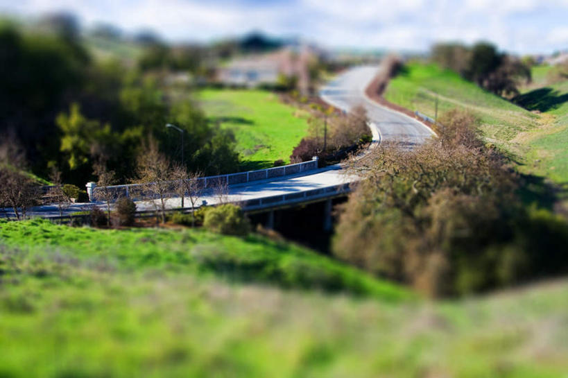 无人,栏杆,横图,室外,白天,正面,旅游,度假,草地,草坪,石头,美景,植物,阴影,朦胧,模糊,光线,石子,影子,景观,云,云朵,围栏,桥,云彩,娱乐,石桥,护栏,拱桥,栈桥,草,树,树木,蓝色,绿色,白云,蓝天,天空,阳光,自然,天,享受,休闲,景色,放松,创意,拱形,生长,晴朗,成长,人行桥,石拱桥,自然风光,特效,创新,移轴,移轴摄影,石块,晴空,彩图