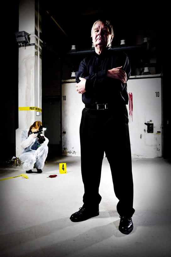 西方人,两个人,伙伴,朋友,站,蹲,竖图,室内,白天,正面,工作服,衬衫,制服,友谊,合作,团队,相机,欧洲,欧洲人,阴影,光线,标志,地砖,数字,文字,影子,柱子,字符,灯光,地面,注视,标识,拍照,黄色,数码相机,观察,看,站着,血液,战略,摄影,阿拉伯数字,观看,察看,关注,联合,合谋,工作制服,法医,配合,协作,男人,男性,女人,女性,中年男性,中年女性,白种人,照相机,蹲着,站立,彩图,全身,衬衣,工作套服,照相