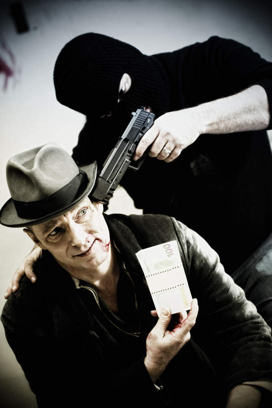 西方人,两个人,站,蹲,竖图,俯视,室外,白天,钱,帽子,欧洲,欧洲人,一把,握,指,服装,朦胧,模糊,标志,钱币,枪,数字,文字,字符,拿,拿着,注视,休闲装,礼帽,方向,标识,衣服,观察,看,站着,休闲,休闲服,握着,钞票,金融,纸币,阿拉伯数字,服饰,手枪,经济,观看,察看,指向,关注,流通,纸钞,贸易,匪徒,匪贼,强盗,货币,现金,男人,男性,中年男性,白种人,蹲着,站立,半身,彩图,高角度拍摄