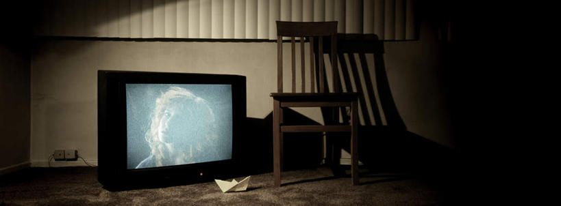 无人,横图,室内,白天,正面,地板,船,电视,椅子,阴影,朦胧,模糊,艺术,光线,影子,折纸,纸艺,手工艺品,木椅,墙,灯光,地面,文化,木地板,墙壁,墙面,两个,工艺品,高雅,彩电,纸船,工艺折纸,自信心,品位,彩色电视机,显像管屏,显像管屏幕,电视机,彩图