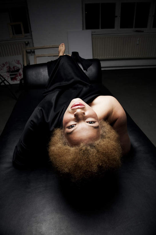 西方人,头发,一个人,模特,躺,竖图,俯视,室内,白天,床,卧室,欧洲,非洲,黑人,欧洲人,仅一个年轻女性,仅一个女性,仅一个人,阴影,光线,影子,灯光,床单,注视,光脚,被子,黑色,观察,看,赤脚,金色,单人床,观看,察看,被单,关注,爆炸头,暖气片,卧着,年轻女性,女人,女性,非洲人,模特儿,抬头,躺着,卧,仰头,彩图,高角度拍摄,全身,睡房,卧房