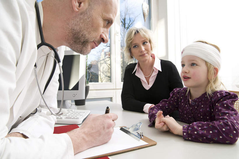 西方人,儿童,三个人,母亲,女儿,医生,坐,横图,室内,白天,正面,工作服,制服,纯洁,窗户,桌子,欧洲,欧洲人,握,阴影,服装,光线,笔,影子,办公桌,墙,办公用品,拿,拿着,注视,休闲装,玻璃窗,墙壁,墙面,文具,小孩,衣服,蓝色,白色,蓝天,天空,阳光,听诊器,学习用品,天,观察,看,医护人员,医疗人员,休闲,母女,休闲服,可爱,母爱,童年,童趣,握着,服饰,晴朗,观看,文具用品,察看,医疗设备,关注,童真,烂漫,无邪,万里无云,工作制服,病历表,天真,男人,男性,女孩,女人,女性,中年男性,中年女性,白种人,孩子,大夫,绷带,晴空,晴空万里,坐着,半身,彩图,工作套服,女生