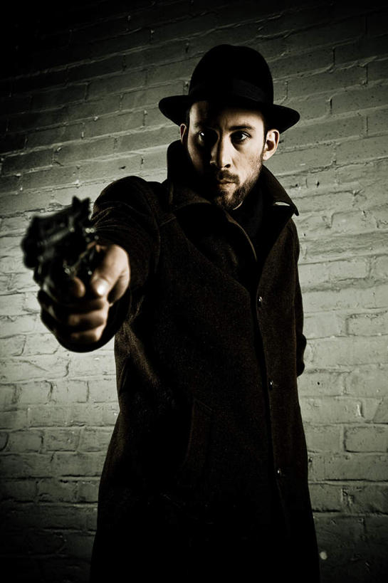 西方人,胡须,一个人,站,竖图,室内,白天,正面,帽子,欧洲,欧洲人,仅一个男性,仅一个人,仅一个中年男性,一把,握,指,阴影,黑色背景,服装,光线,枪,影子,墙,灯光,拿,拿着,注视,休闲装,礼帽,方向,墙壁,墙面,衣服,观察,看,站着,休闲,休闲服,握着,摄影,服饰,手枪,影棚,观看,察看,指向,关注,间谍,男人,男性,中年男性,白种人,胡子,络腮胡,站立,半身,彩图,影棚拍摄,拍摄,特工,特务