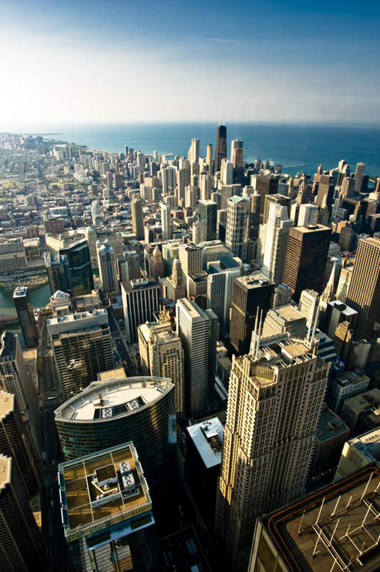 无人,高楼大厦,竖图,俯视,航拍,室外,白天,度假,海浪,海洋,美景,城市风光,城市,大厦,建筑,摩天大楼,美国,阴影,光线,影子,景观,浪花,水平线,建筑群,辽阔,海平线,娱乐,建设,蓝色,蓝天,天空,阳光,海水,天,享受,休闲,广阔,景色,放松,晴朗,一望无际,北美,北美洲,鸟瞰,美洲,海景,伊利诺斯州,芝加哥,万里无云,世界屠猪城,巨肩之城,劳动之城,伊利诺伊,伊利诺伊州,伊利诺州,芝加哥市,芝城,林肯之地,北亚美利加洲,亚美利加洲,无边无际,一马平川,大海,风浪,海,海水的波动,近岸浪,涌浪,晴空,晴空万里,彩图,高角度拍摄,大楼,高层建筑,高楼,摩天楼,水天相接,水天一线