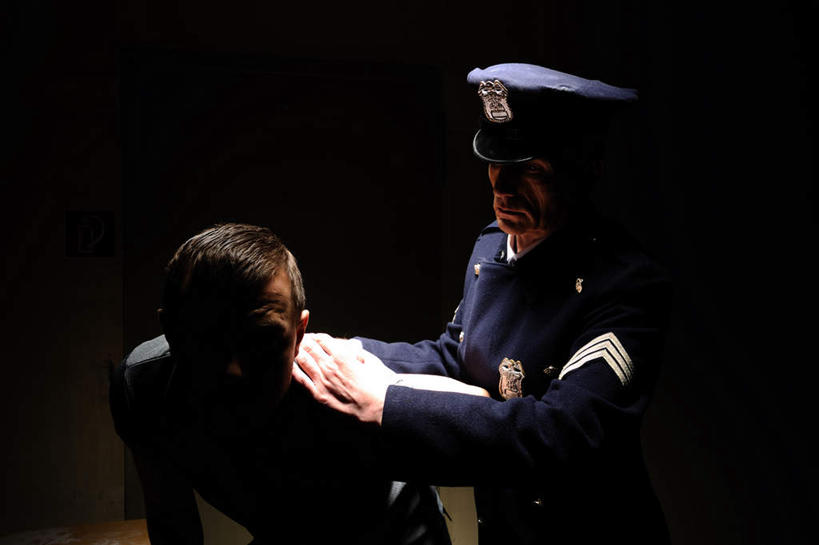 西方人,两个人,警察,警卫,站,横图,俯视,室内,白天,工作服,制服,帽子,欧洲,欧洲人,弯腰,阴影,黑色背景,光线,影子,墙,灯光,注视,墙壁,墙面,观察,看,站着,抓,摄影,影棚,观看,察看,逮捕,拘捕,犯人,关注,囚犯,拘系,工作制服,哈腰,监犯,囚徒,罪人,男人,男性,中年男性,白种人,保安,警卫员,看守,卫兵,站立,半身,彩图,高角度拍摄,影棚拍摄,工作套服,拍摄