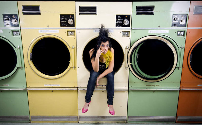 西方人,一个人,坐,横图,俯视,室内,白天,欧洲,欧洲人,仅一个年轻女性,仅一个女性,仅一个人,一排,许多,撑,阴影,服装,整齐,光线,电器,影子,托腮,注视,休闲装,排列,衣服,黄色,红色,绿色,白色,黑色,观察,看,托,休闲,休闲服,服饰,洗衣机,观看,察看,家电,家用电器,洗衣房,队列,关注,托下巴,年轻女性,女人,女性,白种人,长发,清洗,洗涤,坐着,彩图,高角度拍摄,全身