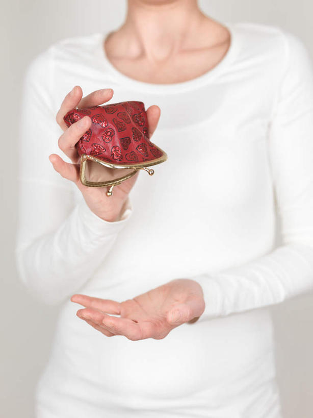 西方人,一个人,站,捧,竖图,室内,特写,白天,白色背景,正面,欧洲,欧洲人,仅一个年轻女性,仅一个女性,仅一个人,倒,服装,朦胧,模糊,墙,休闲装,墙壁,墙面,一个,衣服,红色,白色,站着,休闲,休闲服,摄影,服饰,皮夹子,钱包,影棚,单个,零钱包,皮夹,年轻女性,女人,女性,白种人,端,端着,捧着,手捧,站立,半身,彩图,影棚拍摄,拍摄