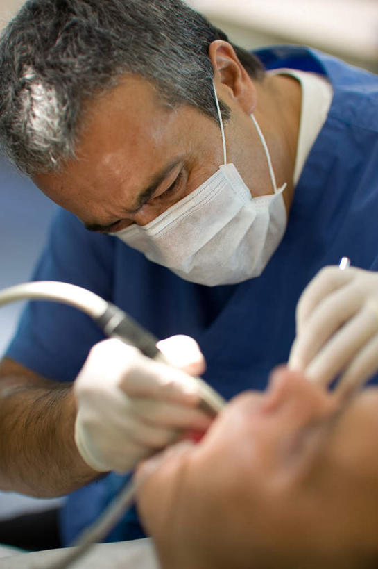 西方人,两个人,医生,病人,牙科医生,躺,竖图,室内,特写,白天,正面,工作服,制服,欧洲,欧洲人,戴,握,朦胧,模糊,分离,工具,过滤,分开,蓝色,灰色,口罩,医护人员,医疗人员,隔断,握着,遮掩,隔离,戴着,卫生,掩盖,遮挡,净化,间隔,医疗器械,预防,遮盖,防尘,掩饰,断绝,隔开,屏蔽,屏绝,远离,中断,阻遏,阻隔,工作制服,医疗用具,卧着,男人,男性,年轻男性,年轻女性,女人,女性,白种人,大夫,患者,就医者,牙医,躺着,卧,半身,彩图,工作套服,短发