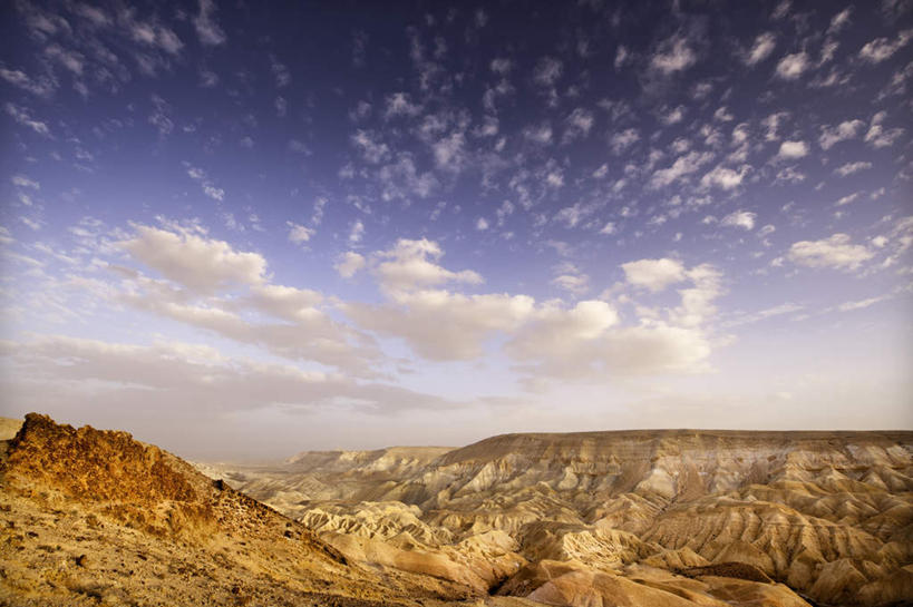 无人,横图,室外,白天,仰视,旅游,度假,石头,美景,日落,山,山脉,以色列,亚洲,阴影,光线,石子,影子,景观,山峰,晚霞,霞光,云,云朵,落日,山峦,云彩,娱乐,蓝色,白云,蓝天,天空,阳光,自然,黄昏,群山,天,享受,休闲,景色,彩霞,放松,晴朗,自然风光,西亚,以色列国,夕照,内盖夫,石块,岩石,晴空,夕阳,彩图,低角度拍摄,斜阳