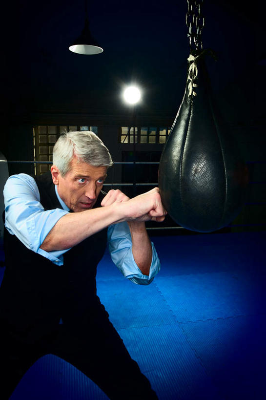 西方人,一个人,商务人士,拳击手,商务男性,站,竖图,室内,白天,正面,衬衫,锻炼,比赛,运动,拳击,欧洲,欧洲人,仅一个男性,仅一个人,阴影,套装,朦胧,模糊,光线,影子,灯光,白色,握拳,站着,仅一个老年男性,打击,攻击,沙袋,袭击,商务装,工薪阶层,进犯,进击,体育,老年男性,男人,男性,白种人,白领,拳击家,拳击运动员,上班族,站立,半身,彩图,衬衣,健身,短发