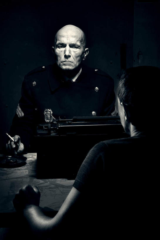 西方人,背部,两个人,警察,警卫,坐,竖图,室内,白天,正面,工作服,制服,桌子,欧洲,欧洲人,办公桌,墙,相视,墙壁,墙面,两个,黑色,面对面,对视,犯人,相对,囚犯,审问,相看,工作制服,监犯,囚徒,罪人,男人,男性,年轻男性,白种人,保安,警卫员,看守,卫兵,坐着,半身,彩图,工作套服