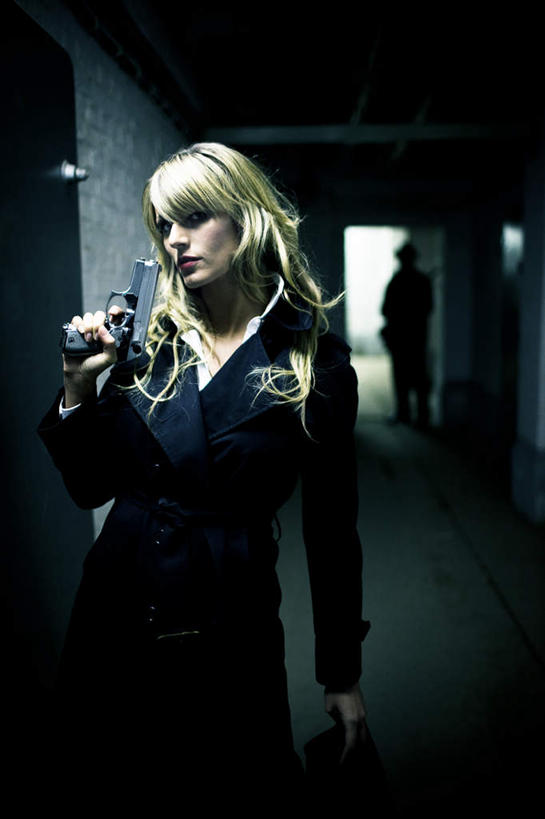 西方人,背部,两个人,伙伴,朋友,站,举,竖图,室内,白天,正面,友谊,地板,欧洲,欧洲人,一把,握,服装,朦胧,模糊,墙,风衣,休闲装,墙壁,墙面,衣服,黑色,托,站着,休闲,休闲服,金色,握着,服饰,手枪,犯罪,犯法,犯人,囚犯,监犯,囚徒,罪人,友情,男人,男性,年轻男性,年轻女性,女人,女性,白种人,长发,卷发,举起,举手,举着,向上举,向上伸,向上托,站立,半身,彩图