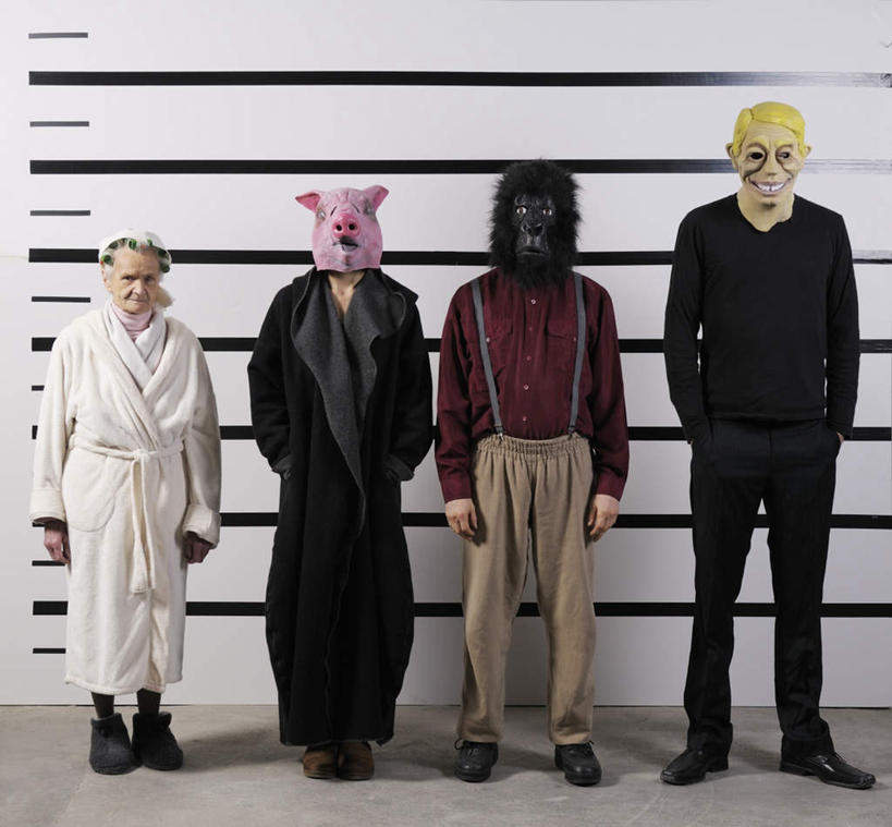 西方人,四个人,站,横图,室内,白天,正面,游戏,帽子,玩具,欧洲,欧洲人,一排,整齐,玩,礼帽,娱乐,排列,一个,粉色,黑色,站着,休闲,益智,单个,活动,犯罪,尺度,犯法,顺序,犯人,队列,发泄,消遣,智力,黑猩猩,怪物,程序,标准,囚犯,猪头,双手抄兜,双手放兜,宣泄,一顶,监犯,囚徒,罪人,次序,递次,依次,男人,男性,年轻男性,年轻女性,女人,女性,白种人,插兜,两手抄兜,两手放兜,手插兜,手放口袋,玩耍,嬉戏,站立,彩图,全身,手抄兜