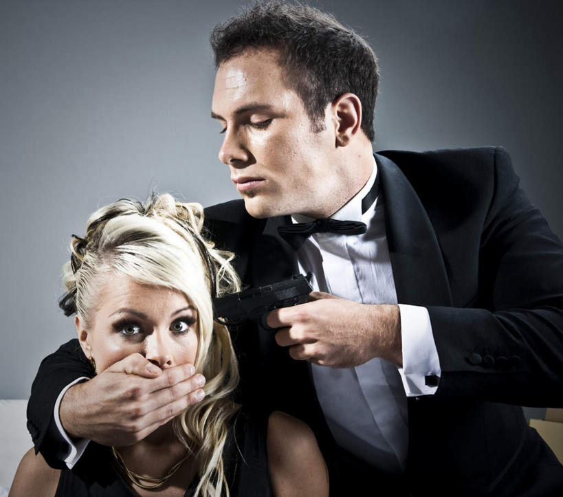 西方人,嘴,头发,两个人,伙伴,朋友,坐,抱,横图,室内,特写,白天,正面,友谊,欧洲,欧洲人,握,灰色背景,墙,注视,墙壁,墙面,黑色,灰色,观察,看,靠,靠着,金色,握着,捂,摄影,手枪,影棚,抱着,观看,禁止,犯罪,察看,搂着,犯法,犯人,关注,囚犯,停滞,谋杀,阻遏,制止,阻挠,阻滞,监犯,囚徒,罪人,友情,男人,男性,年轻男性,年轻女性,女人,女性,白种人,长发,卷发,口,口腔,嘴巴,嘴唇,怀抱,搂,搂抱,相抱,拥抱,坐着,半身,彩图,影棚拍摄,拍摄