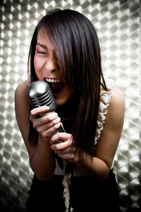 西方人,一个人,舞台,闭眼,竖图,室外,白天,正面,热情,欧洲,欧洲人,仅一个年轻女性,仅一个女性,仅一个人,握,阴影,光线,影子,灯光,一个,黑色,话筒,张嘴,激情,握着,唱歌,单个,麦克风,扩音器,演唱,传声器,张大嘴巴,歌唱,微音器,豪情,年轻女性,女人,女性,白种人,长发,张开嘴,闭眼睛,闭着眼,闭着眼睛,半身,彩图