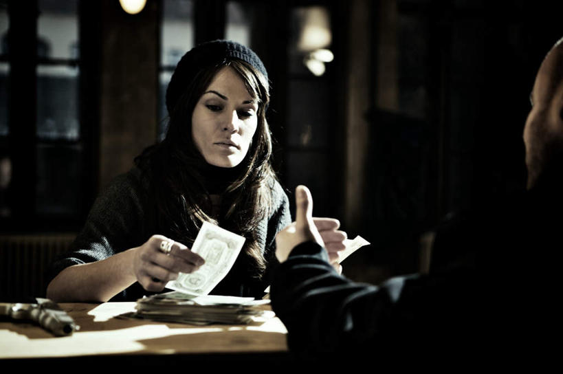 西方人,背部,两个人,伙伴,办公室,坐,横图,室内,夜晚,正面,钱,美元,窗户,家具,落地窗,桌子,帽子,照明,欧洲,欧洲人,一堆,许多,握,堆叠,堆积,壁灯,钱币,办公桌,灯光,美金,扭头,注视,玻璃窗,相视,灯,灯具,观察,看,转头,面对面,握着,钞票,金融,纸币,肮脏,经济,观看,堆,对视,照亮,犯罪,察看,犯法,犯人,照明设备,关注,同伴,相对,流通,囚犯,纸钞,贸易,邋遢,相看,办公家具,棉帽,龌龊,污秽,搭档,监犯,囚徒,罪人,火伴,货币,现金,男人,男性,年轻男性,年轻女性,女人,女性,白种人,坐着,半身,彩图