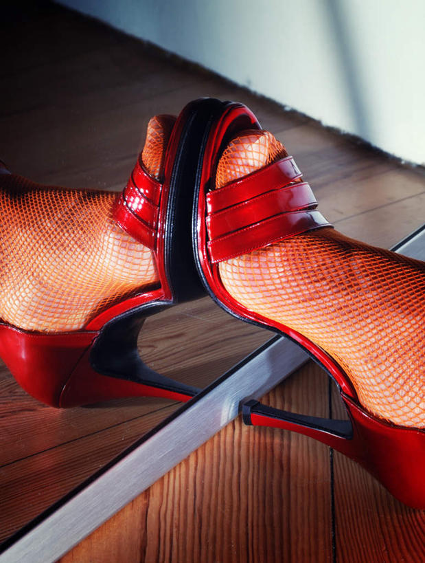 西方人,一个人,竖图,室内,白天,正面,鞋,镜子,鞋子,欧洲,欧洲人,仅一个年轻女性,仅一个女性,仅一个人,皮革,袜子,丝袜,镜像,镜面,长筒袜,年轻女性,女人,女性,白种人,半身,彩图,皮鞋