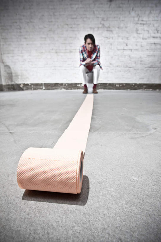 西方人,一个人,站,竖图,室内,白天,正面,生活用品,欧洲,欧洲人,仅一个年轻女性,仅一个女性,仅一个人,弯腰,阴影,服装,光线,影子,墙,灯光,休闲装,墙壁,墙面,衣服,日用品,站着,休闲,休闲服,服饰,弯身,卷纸架,卷纸器,年轻女性,女人,女性,白种人,站立,彩图,全身