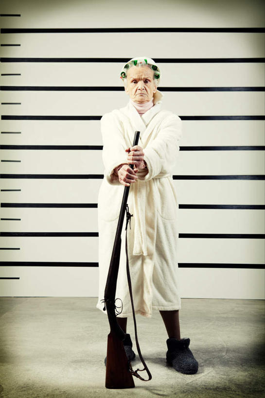 西方人,一个人,站,竖图,室内,白天,正面,浴袍,竞争,欧洲,欧洲人,仅一个女性,仅一个人,对抗,冲突,枪支,注视,破坏,观察,看,站着,武器,战争,仅一个老年女性,观看,卷发棒,损坏,察看,攻击,威胁,对立,关注,矛盾,兵器,防御,敌对,挫败,斗争,抗拒,抗衡,杀伤,威慑,通缉令,危险,老年女性,女人,女性,白种人,站立,彩图,全身,汤帷子,浴衣