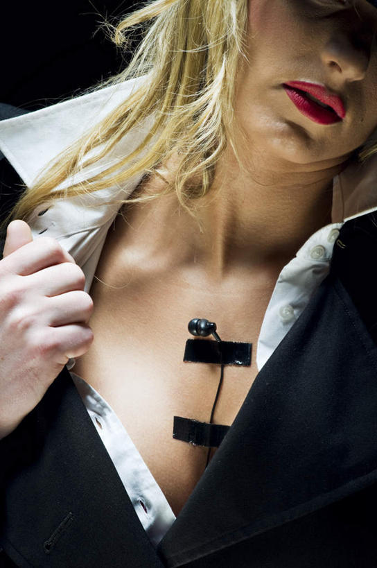 西方人,一个人,站,竖图,室内,白天,正面,欧洲,欧洲人,仅一个年轻女性,仅一个女性,仅一个人,服装,注视,休闲装,衣服,话筒,观察,看,站着,休闲,休闲服,服饰,观看,察看,麦克风,关注,扩音器,传声器,微音器,乳沟,年轻女性,女人,女性,白种人,站立,半身,彩图